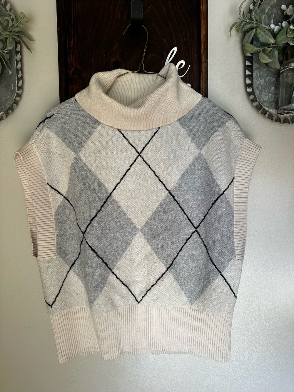 Loft Sleeveless Turtleneck Argyle Sweater Vest in Cream and Gray